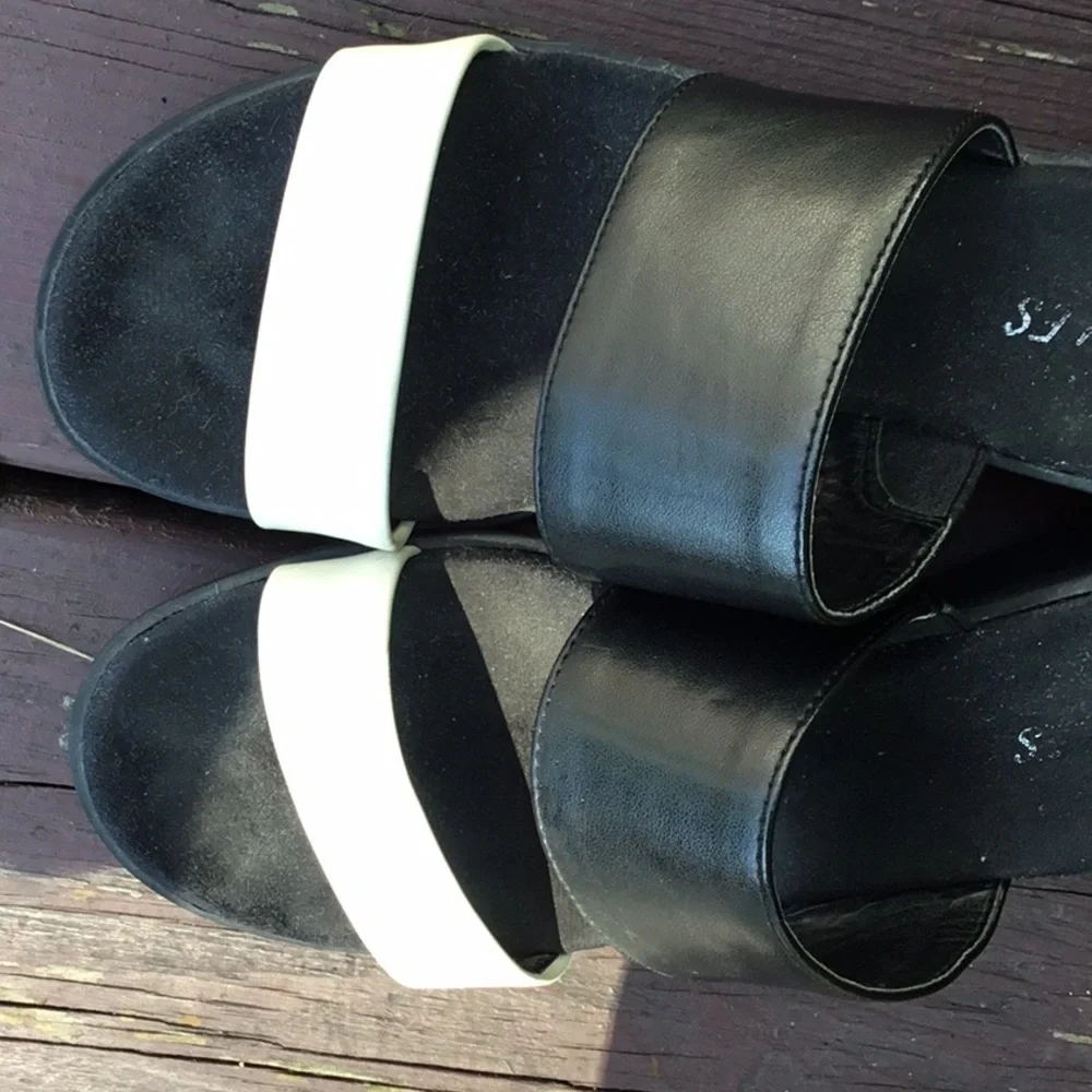 Aerosoles Strappy Wedges Black and Cream slides Size 8 - Picture 4 of 4
